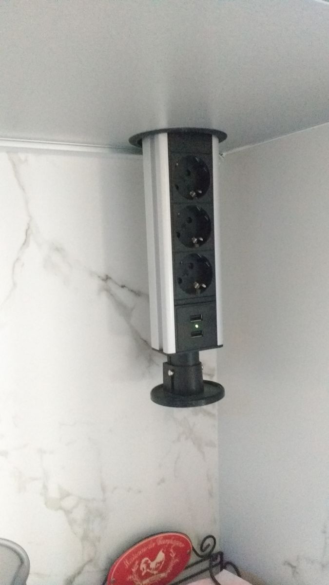 Enchufe escamoteable en mueble de cocina